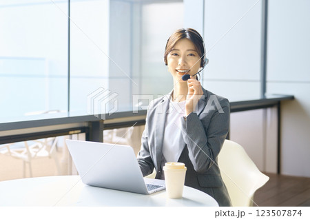 インカムをつけた女性オペレーター撮影協力:スカパー東京メディアセンター 123507874