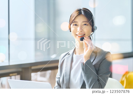 インカムをつけた女性オペレーター撮影協力:スカパー東京メディアセンター 123507876