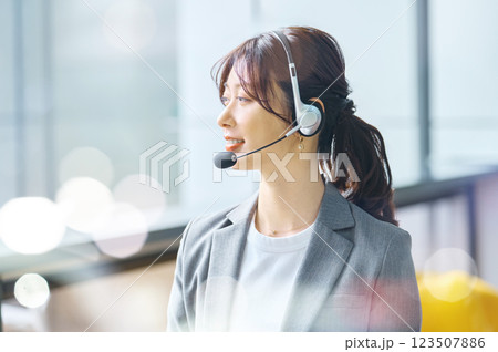 インカムをつけた女性オペレーター撮影協力:スカパー東京メディアセンター インカムをつけた女性オペレーター撮影協力:スカパー東京メディアセンター 123507886