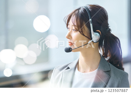 インカムをつけた女性オペレーター撮影協力:スカパー東京メディアセンター 123507887