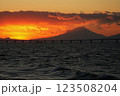 沈む夕日と赤い太陽 123508204