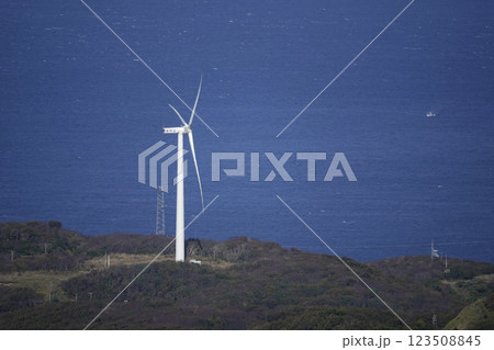 眺瞰台から望遠レンズで撮った竜飛岬の風力発電機 123508845
