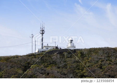 岬の高台に建つ竜飛埼灯台 123508854