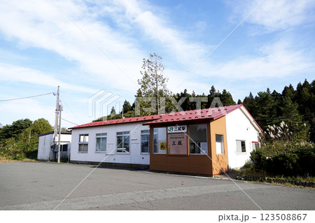 津軽半島最北端のJR東日本三厩駅 123508867