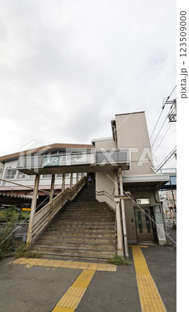 JR武蔵野線の北府中駅出入口、エレベーターが設置されている 123509000