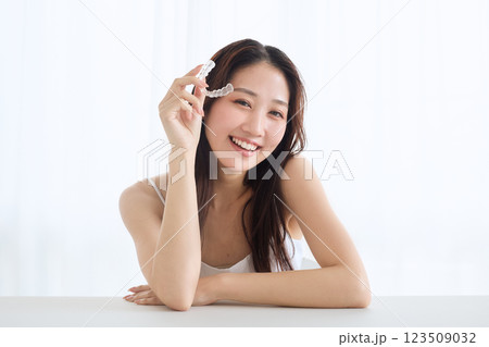 マウスピース矯正を持つ女性 123509032