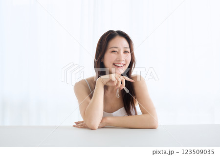 マウスピース矯正を持つ女性 マウスピース矯正を持つ女性 123509035