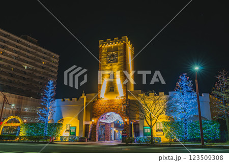 浜松市にあるイルミネーションが輝く夜のマイン・シュロス(静岡県) 浜松市にあるイルミネーションが輝く夜のマイン・シュロス(静岡県) 123509308