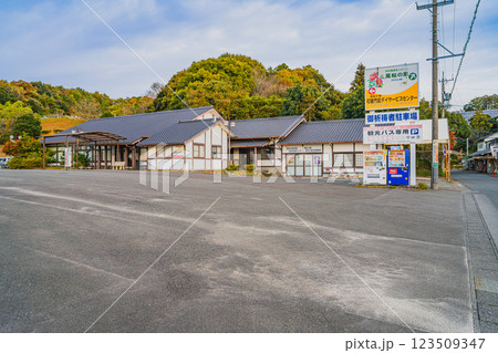 袋井市にある可睡斎の観光バス用の駐車場の風景(静岡県) 123509347