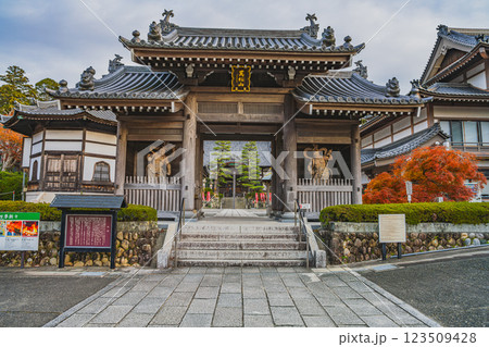 袋井市にある可睡斎の山門と紅葉の風景(静岡県) 袋井市にある可睡斎の山門と紅葉の風景(静岡県) 123509428