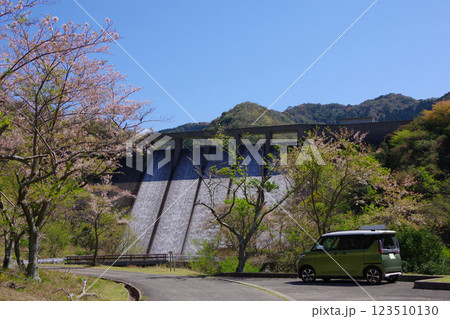 兵庫県南あわじ市　放水中の大日川ダム 123510130
