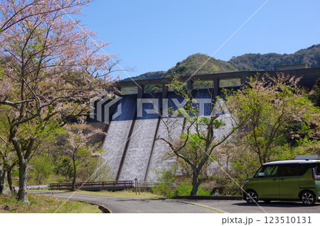 兵庫県南あわじ市　放水中の大日川ダム 123510131