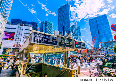 日本の東京都市景観 自転車が…。インバウンド続く…外国人観光客らで賑わう渋谷＝3月2日 123510159