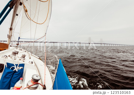 Yacht and oresund bridge between denmark sweden 123510163