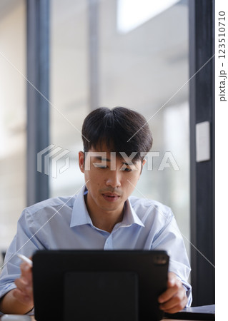 Business consultant advising clients and team in a video conference 123510710