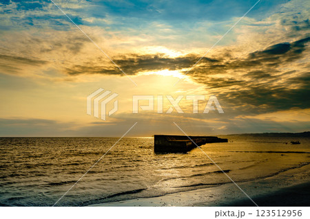 湘南、葉山の森戸海岸で見られる幻想的な夕暮れ 湘南、葉山の森戸海岸で見られる幻想的な夕暮れ 123512956