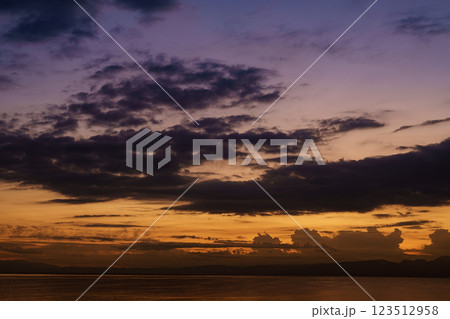 湘南の夕焼け空が彩る美しい海の風景 123512958