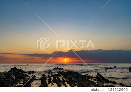 神奈川の隠れた名所 一色海岸の夕暮れと岩場の風景 一色海岸の小磯の鼻 神奈川の隠れた名所 一色海岸の夕暮れと岩場の風景 一色海岸の小磯の鼻 123512966