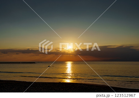 葉山の絶景スポット 一色海岸のサンセットと静かな海 夕焼けが映える風景 葉山の絶景スポット 一色海岸のサンセットと静かな海 夕焼けが映える風景 123512967