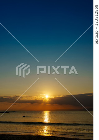 葉山の絶景スポット 一色海岸のサンセットと静かな海 夕焼けが映える風景 葉山の絶景スポット 一色海岸のサンセットと静かな海 夕焼けが映える風景 123512968
