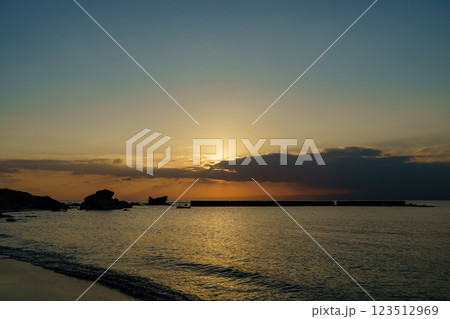 一色海岸の夕暮れ 幻想的な色彩の空と穏やかな波 一色海岸の夕暮れ 幻想的な色彩の空と穏やかな波 123512969