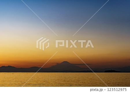 森戸海岸から眺める幻想的な夕焼けと富士山　湘南 123512975