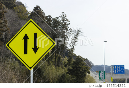 国道23号 名豊道 蒲郡バイパスの二方向交通の標識 国道23号 名豊道 蒲郡バイパスの二方向交通の標識 123514221