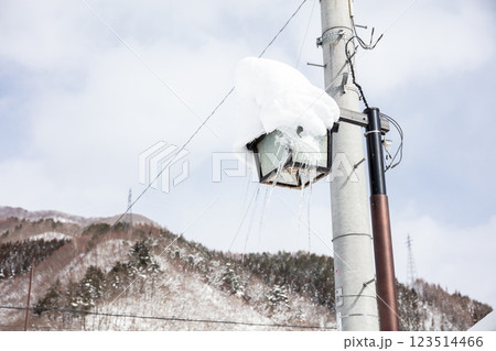 【前沢曲家集落】昼下がりの雪深い山村集落 123514466