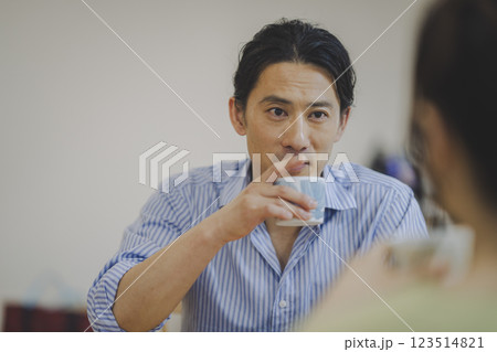 女性と向き合って話す笑顔の40代の男性 女性と向き合って話す笑顔の40代の男性 123514821