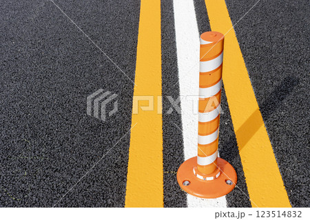 道路センターラインのラバーポール 道路センターラインのラバーポール 123514832