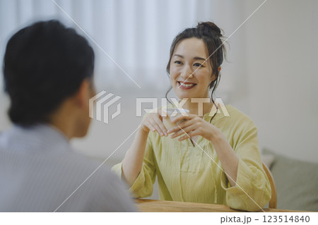 男性と向き合って話す笑顔のアラフォーの女性 123514840