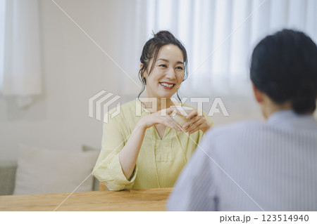 男性と向き合って話す笑顔のアラフォーの女性 123514940