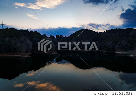 気温も上がり春めいてきた奈良布目ダム　日没後夕焼け雲を映す鏡のような湖面② 123515032