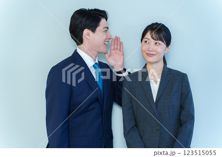 ビジネスパーソン 内緒話 ビジネスパーソン 内緒話 123515055