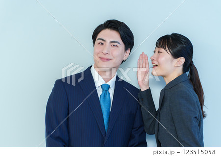 ビジネスパーソン 内緒話 ビジネスパーソン 内緒話 123515058