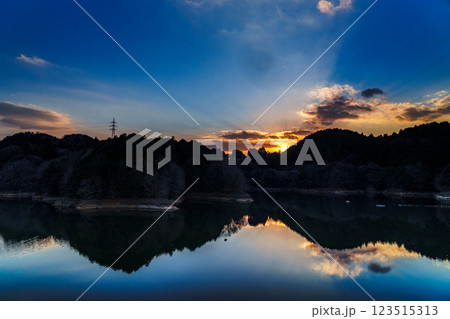 気温も上がり春めいてきた奈良布目ダム 空と湖面を黄金色に染めながら対岸の山に沈んで行く夕日➃ 気温も上がり春めいてきた奈良布目ダム 空と湖面を黄金色に染めながら対岸の山に沈んで行く夕日➃ 123515313