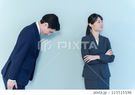 ビジネスパーソン　謝罪 123515596