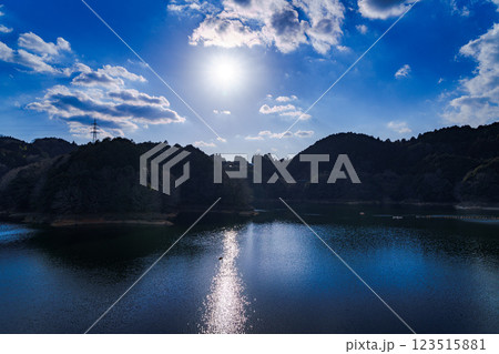 気温も上がり春めいてきた奈良布目ダム　青空を映す美しい湖面③ 123515881