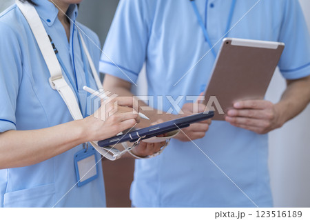 タブレットを使って打ち合わせをする施設スタッフの手元 123516189