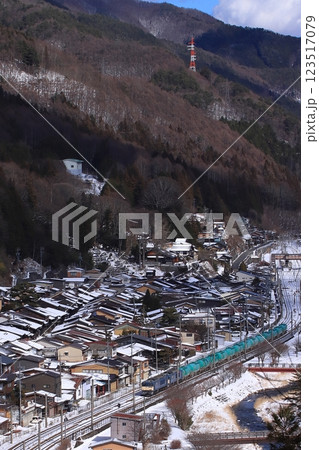 雪化粧をした絶景の奈良井宿の街並みの中を駆け抜けるEF64形重連の貨物列車_2025/2/10撮影 123517079