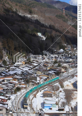 雪化粧をした絶景の奈良井宿の街並みの中を駆け抜けるEF64形重連の貨物列車_2025/2/10撮影 123517081