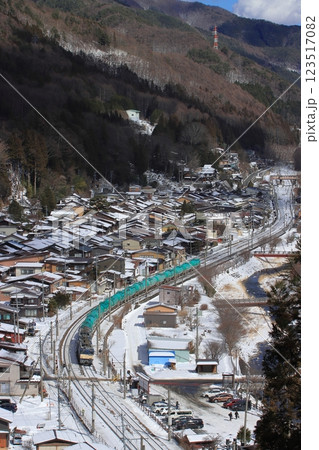 雪化粧をした絶景の奈良井宿の街並みの中を駆け抜けるEF64形重連の貨物列車_2025/2/10撮影 123517082