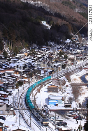 雪化粧をした絶景の奈良井宿の街並みの中を駆け抜けるEF64形重連の貨物列車_2025/2/10撮影 雪化粧をした絶景の奈良井宿の街並みの中を駆け抜けるEF64形重連の貨物列車_2025/2/10撮影 123517083
