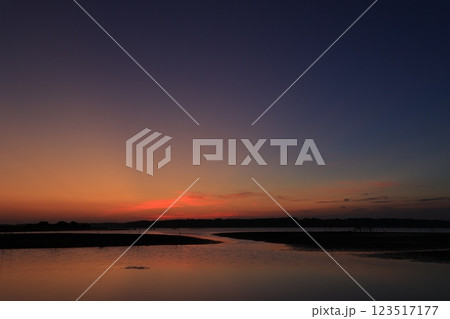 水面に映る朝焼け 123517177