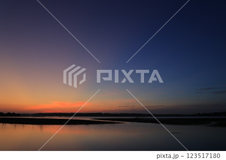 水面に映る朝焼け 水面に映る朝焼け 123517180