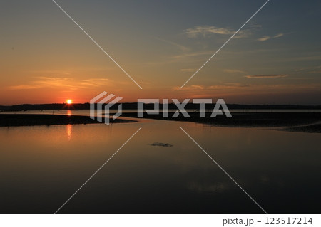 水面に映る朝焼け 123517214