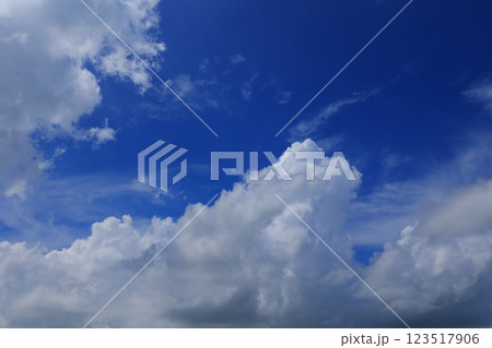 青空に浮かぶ雲 123517906