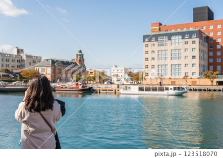 【北九州門司港レトロ 門司港レトロと女性】 【北九州門司港レトロ 門司港レトロと女性】 123518070
