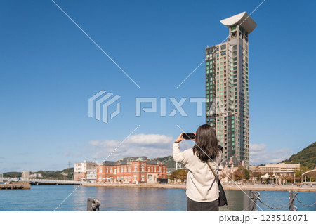 【北九州門司港レトロ　門司港レトロハイマートと女性】 123518071