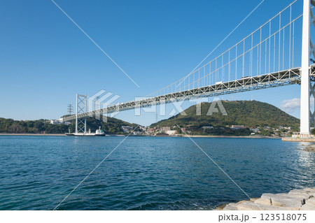 【北九州門司港 関門海峡と関門橋ノーフォーク 広場から】 【北九州門司港 関門海峡と関門橋ノーフォーク 広場から】 123518075